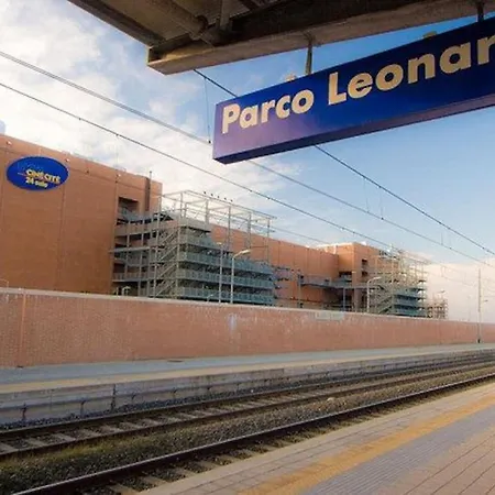 Treno A 1 Fermata Per Aeroporto E Fiera Di Roma דירה